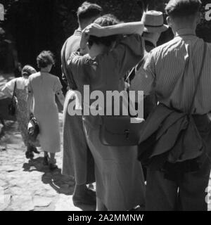 Touristen besuchen das Auerbacher Schloss im Odenwald, Deutschland 1930 er Jahre. Les touristes visiter les vestiges de château Auerbach à la région de l'Odenwald, Allemagne 1930. Banque D'Images