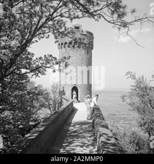 Touristen besuchen das Auerbacher Schloss im Odenwald, Deutschland 1930 er Jahre. Les touristes visiter les vestiges de château Auerbach à la région de l'Odenwald, Allemagne 1930. Banque D'Images