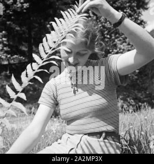 Junge Frau im Frühling, Deutschland 1930er Jahre. Jeune femme au printemps, l'Allemagne des années 1930. Banque D'Images