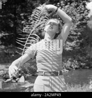 Junge Frau im Frühling, Deutschland 1930er Jahre. Jeune femme au printemps, l'Allemagne des années 1930. Banque D'Images