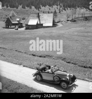 Mit dem Mercedes Benz unterwegs im Schwarzwald, Deutschland 1930er Jahre. Sur la route dans une Mercedes Benz à Forêt Noire, Allemagne 1930. Banque D'Images