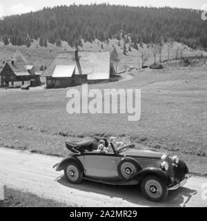 Mit dem Mercedes Benz unterwegs im Schwarzwald, Deutschland 1930er Jahre. Sur la route dans une Mercedes Benz à Forêt Noire, Allemagne 1930. Banque D'Images