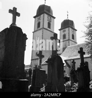 Kirche à St Märgen im Schwarzwald, Deutschland 1930 er Jahre. À l'église St. Maergen dans la Forêt-Noire, Allemagne 1930. Banque D'Images