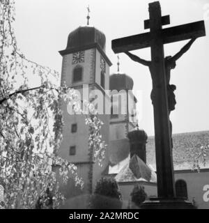 Kirche à St Märgen im Schwarzwald, Deutschland 1930 er Jahre. À l'église St. Maergen dans la Forêt-Noire, Allemagne 1930. Banque D'Images