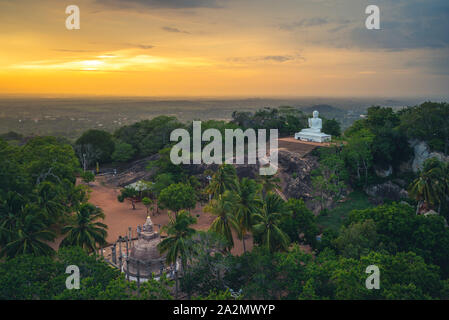 Mihintale dans Anuradhapura, Sri Lanka au crépuscule Banque D'Images