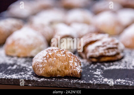 Sfogliatella, pâtisserie napolitaine typique de jaune crème, Naples, Italie Banque D'Images