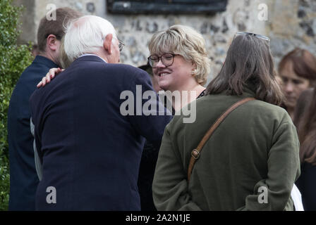 Libby Squire, la mère de Lisa (centre) à l'église St Laurent de West Wycombe, Buckinghamshire, après le service. Banque D'Images