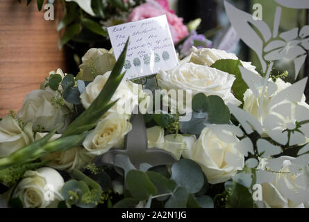 Un hommage floral des étudiants et des employés de l'Université de Hull à l'enterrement de Libby Squire, tenue à l'église St Laurent de West Wycombe, Buckinghamshire. Banque D'Images