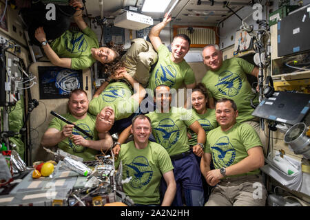 Les neuf membres de l'équipage de la Station spatiale internationale posent pour un portrait de groupe à l'intérieur du module de service Zvezda, 26 septembre 2019 dans l'orbite de la Terre. À la rangée du bas de gauche à droite : le cosmonaute Alexey Ovchinin, les astronautes Luca Parmitano et Nick Haye, la visite de Ali Almansoori Hazzaa astronaute des Émirats arabes unis, l'astronaute Jessica Meir et le cosmonaute Oleg Skripochka. En haut sont : les astronautes Christina Koch et Andrew Morgan avec le cosmonaute Alexander Skvortsov. Banque D'Images
