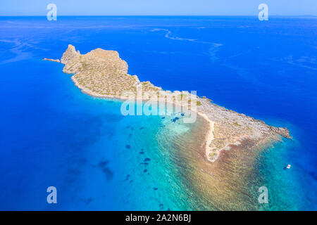 Glaronisi île près de la magnifique plage de Kolokitha, Elounda, Crète, Grèce. Banque D'Images