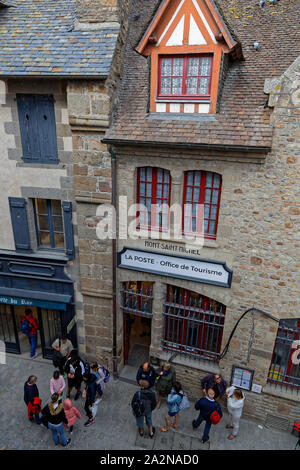 MONT ST-Michel, France, Septembre 28, 2019 : dans les petites rues de la montagne. Le Mont Saint Michel et sa baie sont sur la liste des sites du patrimoine mondial. Banque D'Images