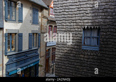 MONT ST-Michel, France, Septembre 28, 2019 : dans les petites rues de la montagne. Le Mont Saint Michel et sa baie sont sur la liste des sites du patrimoine mondial. Banque D'Images