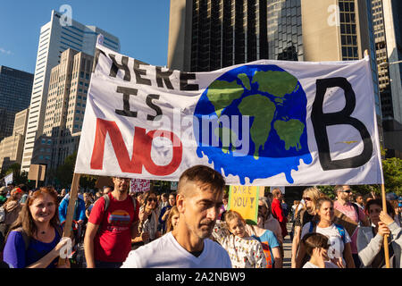 Montréal, CA - 27 septembre 2019 : YFamily tenant un 'pas de planète B' bannière en mars le Marché climatique de Montréal. Banque D'Images