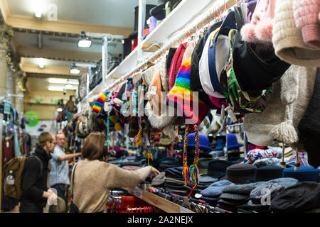 Un étal vendant des chapeaux, marché de St Nicholas, Bristol, Royaume-Uni Banque D'Images