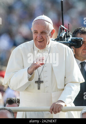 Le pape François au cours de son audience générale hebdomadaire le mercredi sur la Place Saint-Pierre, au Vatican le 02 octobre, 2019 Banque D'Images