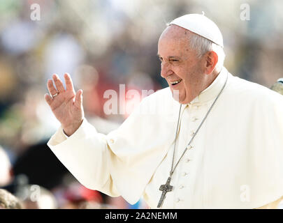 Le pape François au cours de son audience générale hebdomadaire le mercredi sur la Place Saint-Pierre, au Vatican le 02 octobre, 2019 Banque D'Images