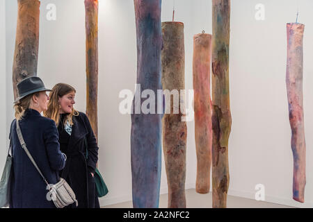 Londres, Royaume-Uni. 3ème Oct 2019 sept., 2019, par Spruth Magers Kaari Upson en Frise - Londres, un rapport annuel Art Fair de Regents Park. Il réunit plus de 160 des plus importantes galeries contemporaines, avec des sections organisées : Focus, mettant en vedette de nouveaux talents ; vivre, une plate-forme pour l'art de la performance ; et neuf pour 2019, tissés, qui explore le textile, le tissage et l'héritage du colonialisme. Il reste ouvert jusqu'à 6 Oct 2019. Banque D'Images