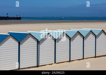 Cabines de plage sur la plage de Dunkerque dans le nord de la France. Banque D'Images