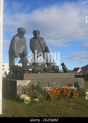 La sculpture du Monument aux pêcheurs à l'extérieur de l'hôtel de ville à Isafjordur est dans la mémoire de tous les navigateurs à partir de la ville qui ont perdu leur vie à la mer. Banque D'Images