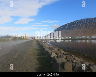 Vue sur la côte rocheuse et la baie à Isafjordur sur une journée ensoleillée dans le nord de l'Islande. Banque D'Images