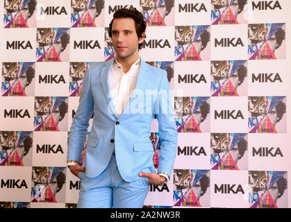 Milan, Italie. 06Th Oct, 2019. Le chanteur Mika a présenté son nouvel album "Mon nom est Michael Holbrook', le cinquième album studio de sa carrière, au Centrale dell'acqua à Milan aujourd'hui. (Photo de Luca Marenda/Pacific Press) Credit : Pacific Press Agency/Alamy Live News Banque D'Images