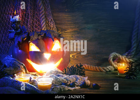 Citrouilles d'Halloween sur une table en bois dans la nuit. L'Halloween. Banque D'Images