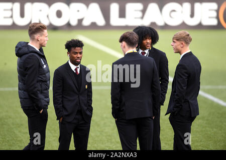 McTominay Scott Manchester United (à gauche), Angel Gomes (deuxième à gauche) et Tahith Chong (deuxième à droite) sur le terrain avant le groupe de l'UEFA Europa League match à la Cars Jeans Stadion, La Haye. Banque D'Images