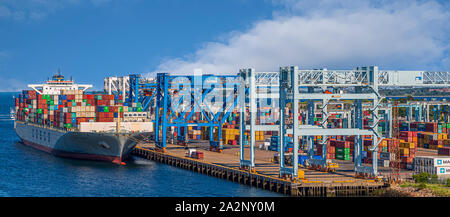 Cosco Freighter accosté à Boston Banque D'Images