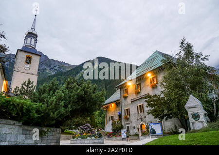 Église Saint-Michel et les Guides de Chamonix, Chamonix-Mont-Blanc, Haute-Savoie, France Banque D'Images