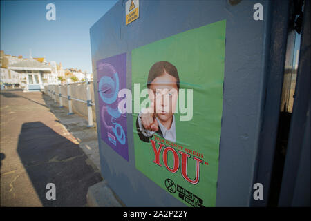 Rébellion d'extinction, des affiches ou des dépliants, qui ont été placées sur les boîtes d'alimentation sur le front de mer de Weymouth qui comprennent l'un avec l'image d'climat suédois Banque D'Images