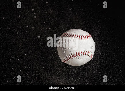 Balle de baseball en battant la pluie sur un fond noir. Banque D'Images