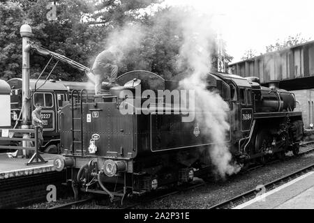 Moteur à vapeur se rempli d'eau sur la ligne de chemin de fer de pavot à Sheringham, Norfolk, Royaume-Uni 29 Septembre 2019 prises. Banque D'Images