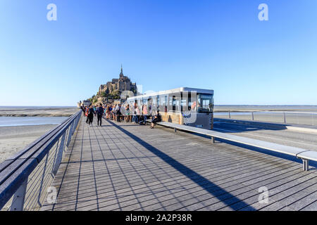 France, Manche, baie du Mont Saint Michel, classé au Patrimoine Mondial par l'UNESCO, le Mont-Saint Michel, pont de l'architecte Dietmar Feichtinger et grou Banque D'Images