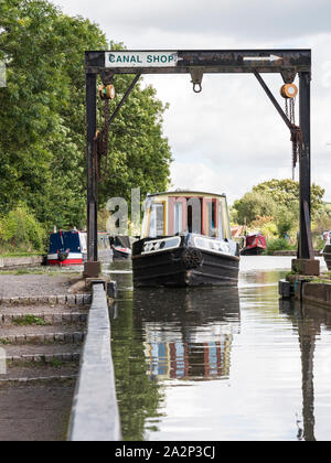 Un bateau canal loisirs près de l'aqueduc sur le canal de Stratford sur Avon sous le voile d'un palan. Banque D'Images