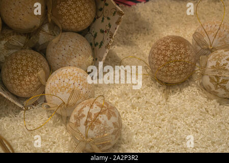 Boules de Noël sur un tapis blanc Banque D'Images