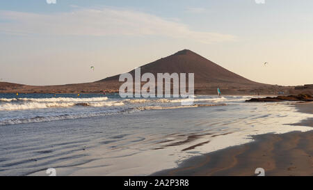 Coucher du soleil à El Medano plage vers Montana Roja, une plage populaire de la municipalité de Granadilla de Abona pour des services et commodités, Tenerife, Espagne Banque D'Images