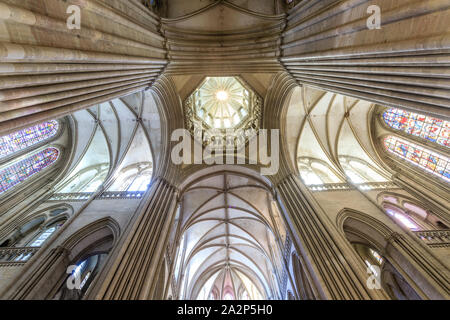 France, Manche, Cotentin, Coutances, 13e siècle Notre Dame de Coutances cathédrale gothique, la tour lanterne vu de l'intérieur du transept f Banque D'Images