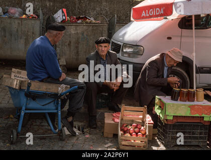 Les gens du Kosovo. Bazar à Pristina Banque D'Images