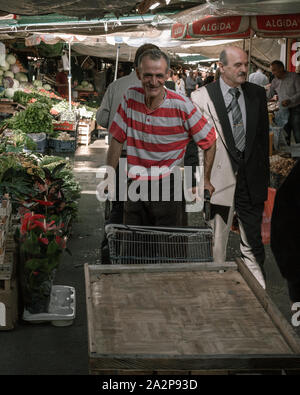 Les gens du Kosovo. Bazar à Pristina Banque D'Images