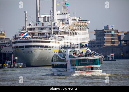 Rotterdam, Pays-Bas, la rivière Nieuwe Maas, ancien navire à vapeur à passagers, la Holland America Lijn, SS Rotterdam, maintenant un bateau-hôtel, centre de conférence Banque D'Images