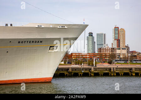 Rotterdam, Pays-Bas, la rivière Nieuwe Maas, ancien navire à vapeur à passagers, la Holland America Lijn, SS Rotterdam, maintenant un bateau-hôtel, centre de conférence Banque D'Images