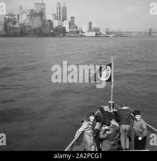 Années 1960, historique, jeunes à l'avant d'un bateau touristique Circle sur la rivière Hudson, New York City, USA. La Skyline de Manhattan est vue au loin. Banque D'Images