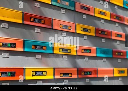 Les boîtes aux lettres de couleur sur une maison à Rotterdam, Pays-Bas, autocollants indiquent à la poste si la publicité est désiré ou non, Banque D'Images