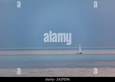 Voilier, catamaran, pendant le calme sur la mer du Nord, Banque D'Images