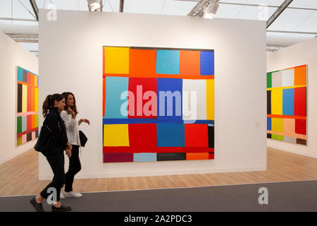 Frieze Art Fair 2019 a lieu dans un grand chapiteau dans Regent's Park, Londres. Montré ici, peintures à l'huile de Stanley Whitney. Banque D'Images