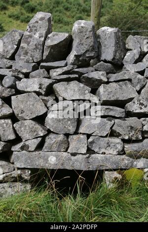 Crip le trou du mur en pierre sèche à Biggin Dale, Derbyshire Banque D'Images