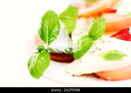 Salade caprese avec mozzarella, tomates et basilic frais. La nourriture faite maison. Concept pour un repas sain et savoureux. Banque D'Images