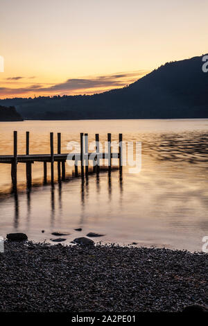 Lever de soleil sur l'eau de Derwent Brandelhow, Lake District, Cumbria, England, UK Banque D'Images