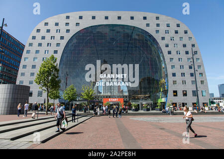 La nouvelle halle à Rotterdam, la première place du marché couvert aux Pays-Bas avec plus de 90 stands de marchés, épiceries, bars, cafés, Banque D'Images