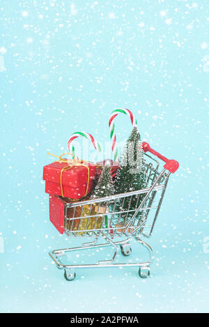 Panier cadeaux de Noël avec un arbre de Noël sur fond bleu Banque D'Images